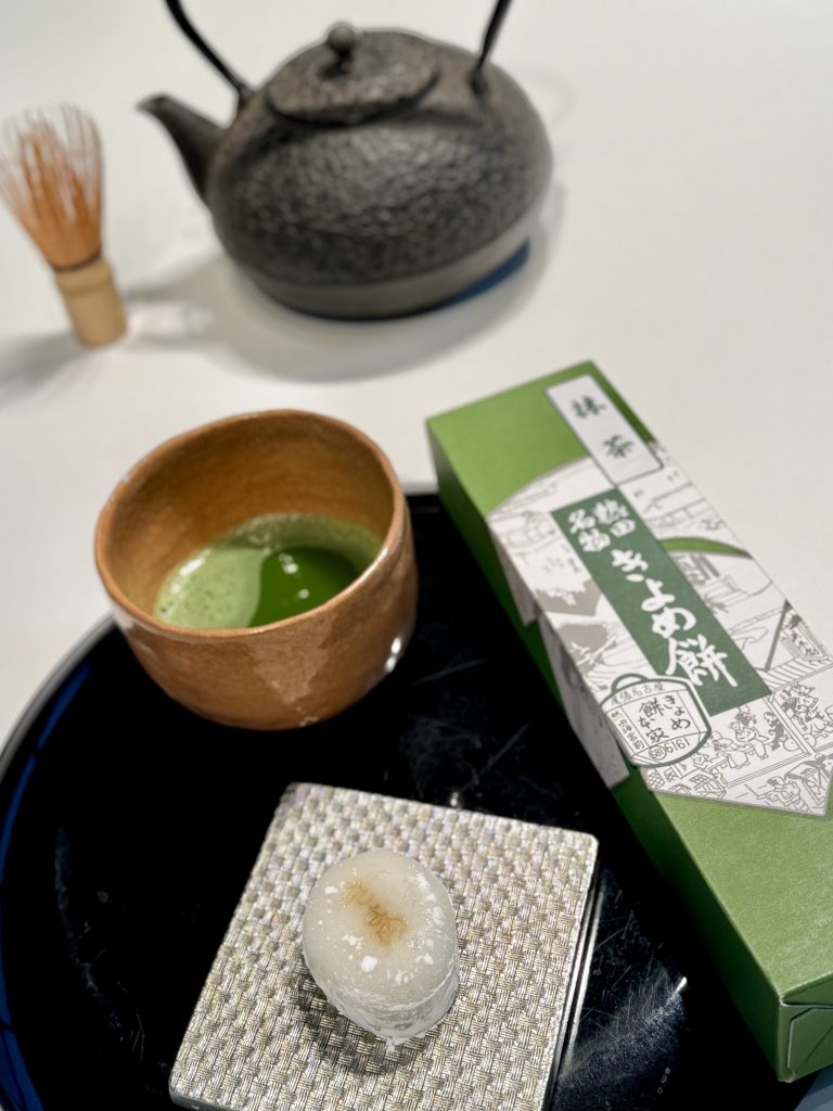 熱田神宮名物のきよめ餅と抹茶を並べた写真