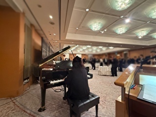 東京ドームホテルで開催された文京区産業協会 賀詞交歓会　ミニリサイタルの様子　司会席から