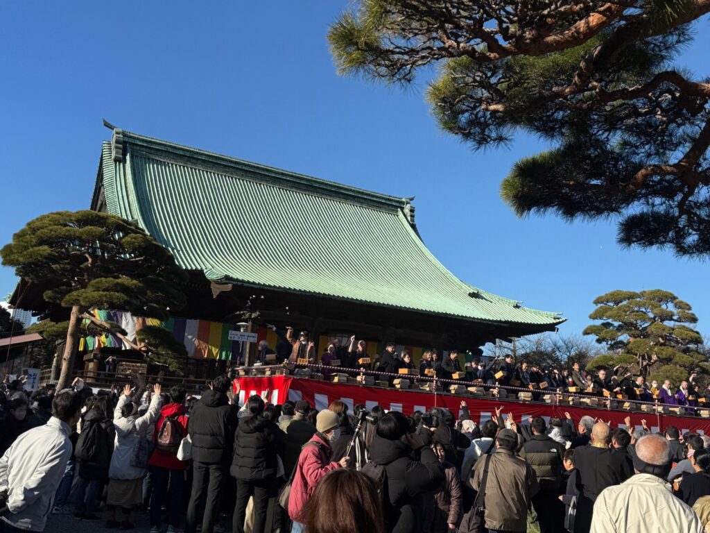 護国寺の豆まきで福豆を待つ参拝者と特設舞台