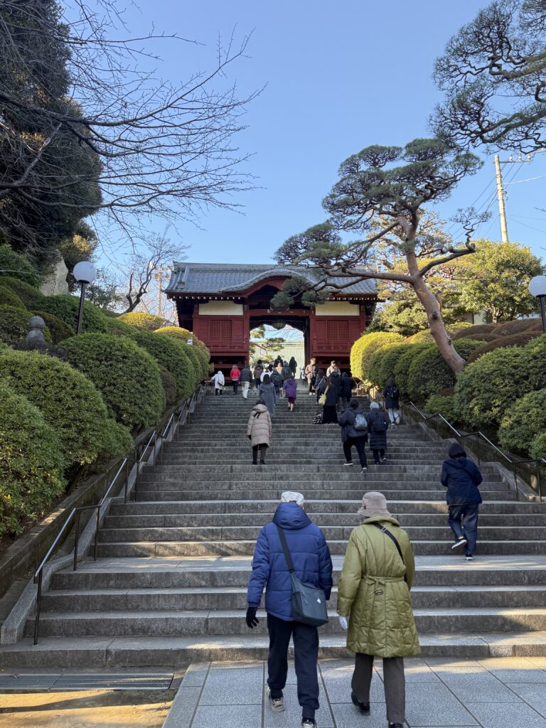護国寺の参道を歩く参拝客