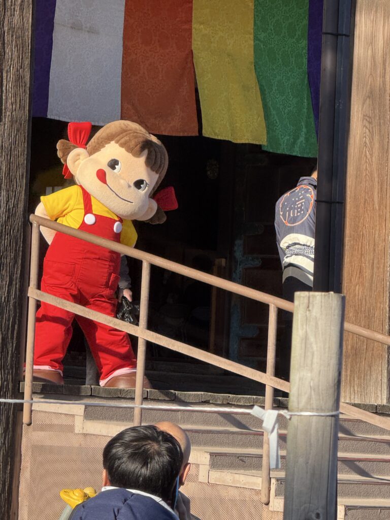 護国寺の境内に登場したペコちゃん