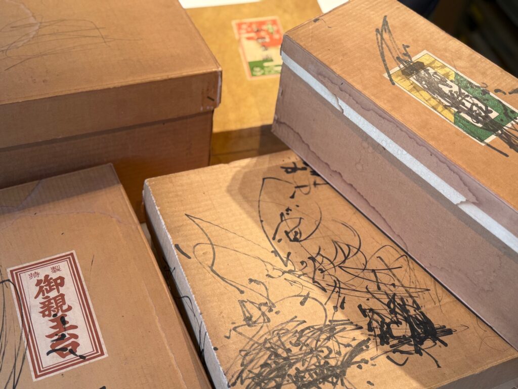 祖父が買ってくれた京雛の雛人形を収納しているダンボール箱。子どもの頃に描いた落書きが残っている
