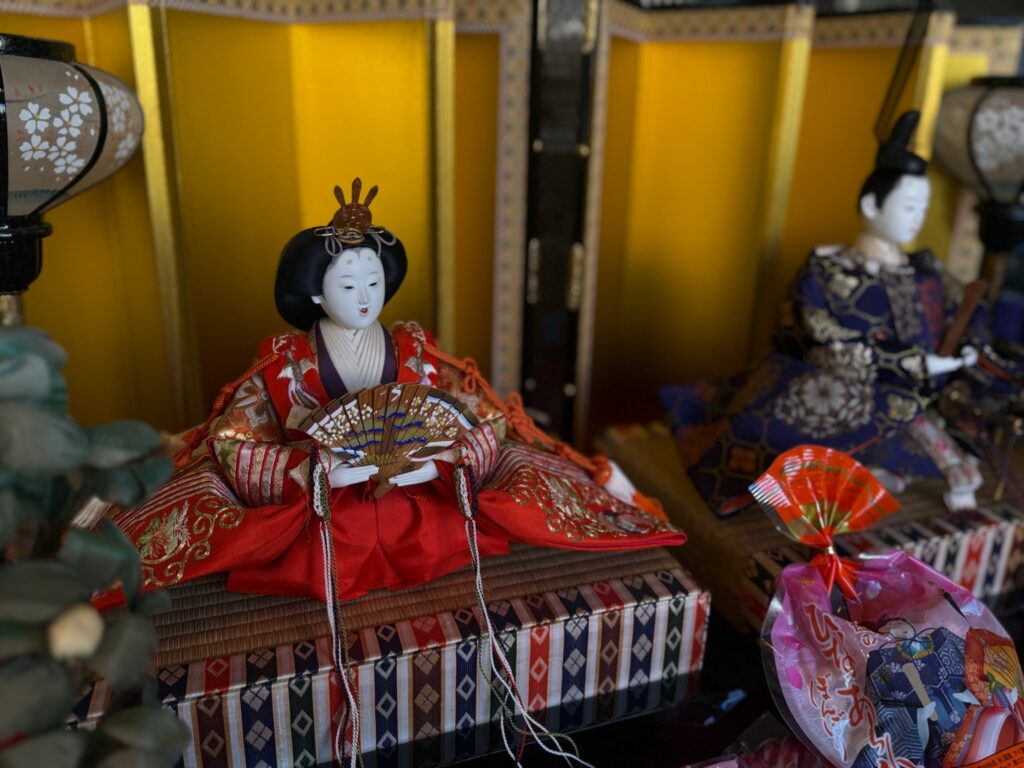 大安と雨水に飾った京雛の雛人形。会社の受付に設えた春のしつらえ。